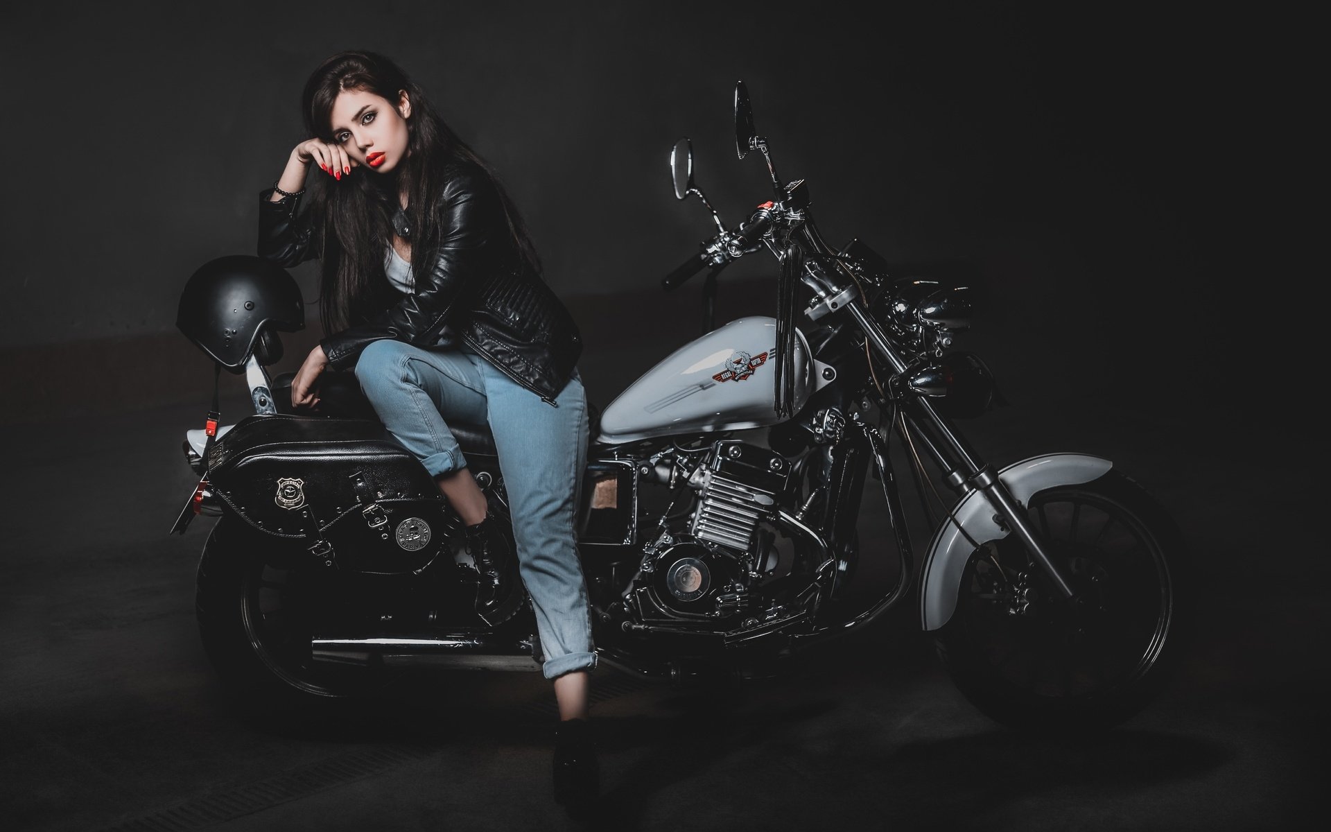 Biker girls: style and drive in Asmara